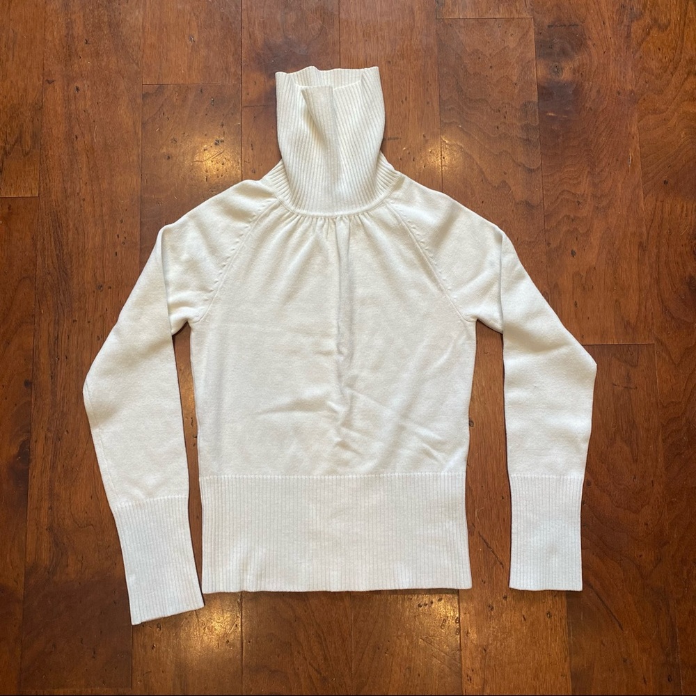 Take Out Women’s White Turtle Neck Tight Fitted Long Sleeve Size M